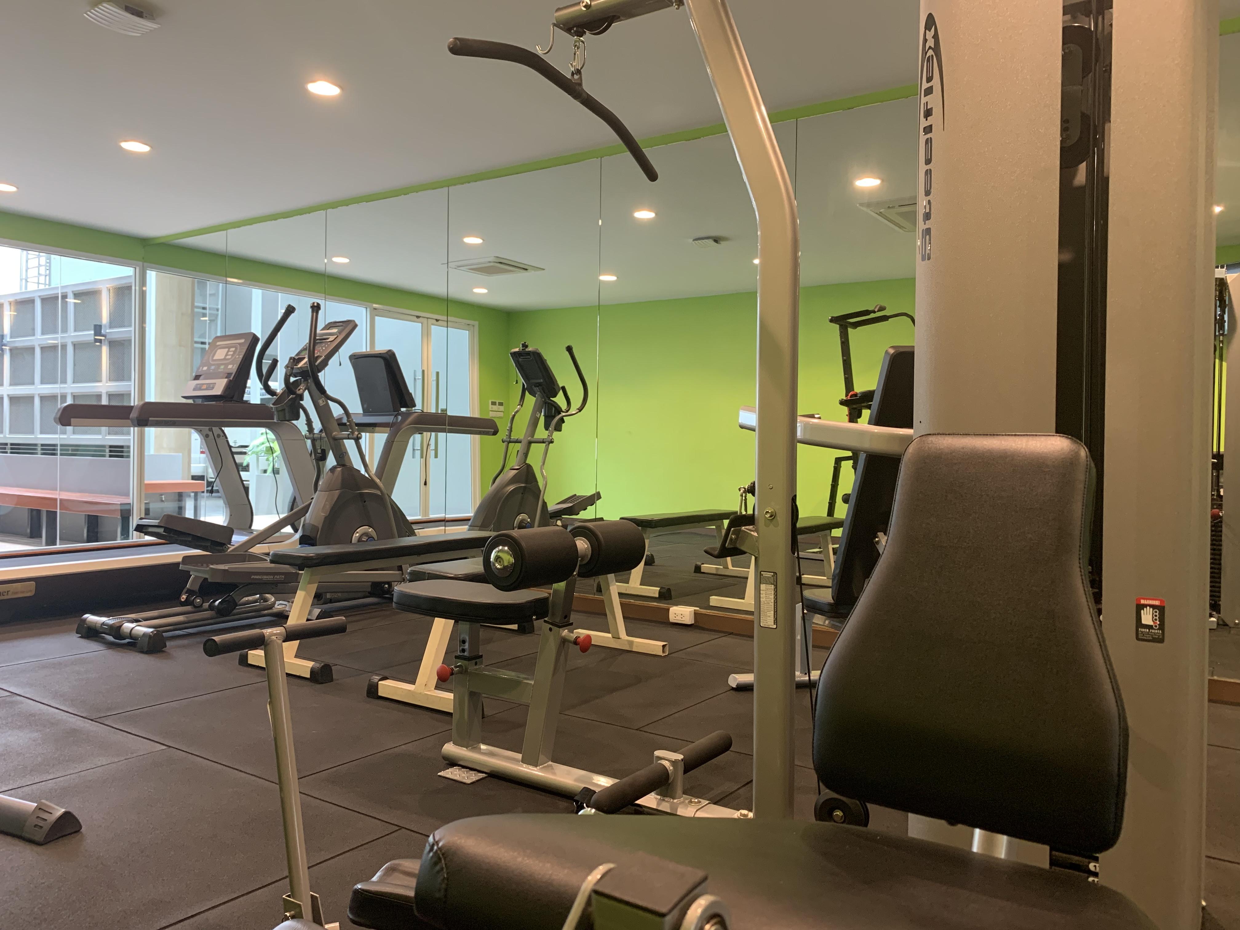 Le D'Tel Bangkok Hotel Eksteriør billede The gym at the hotel