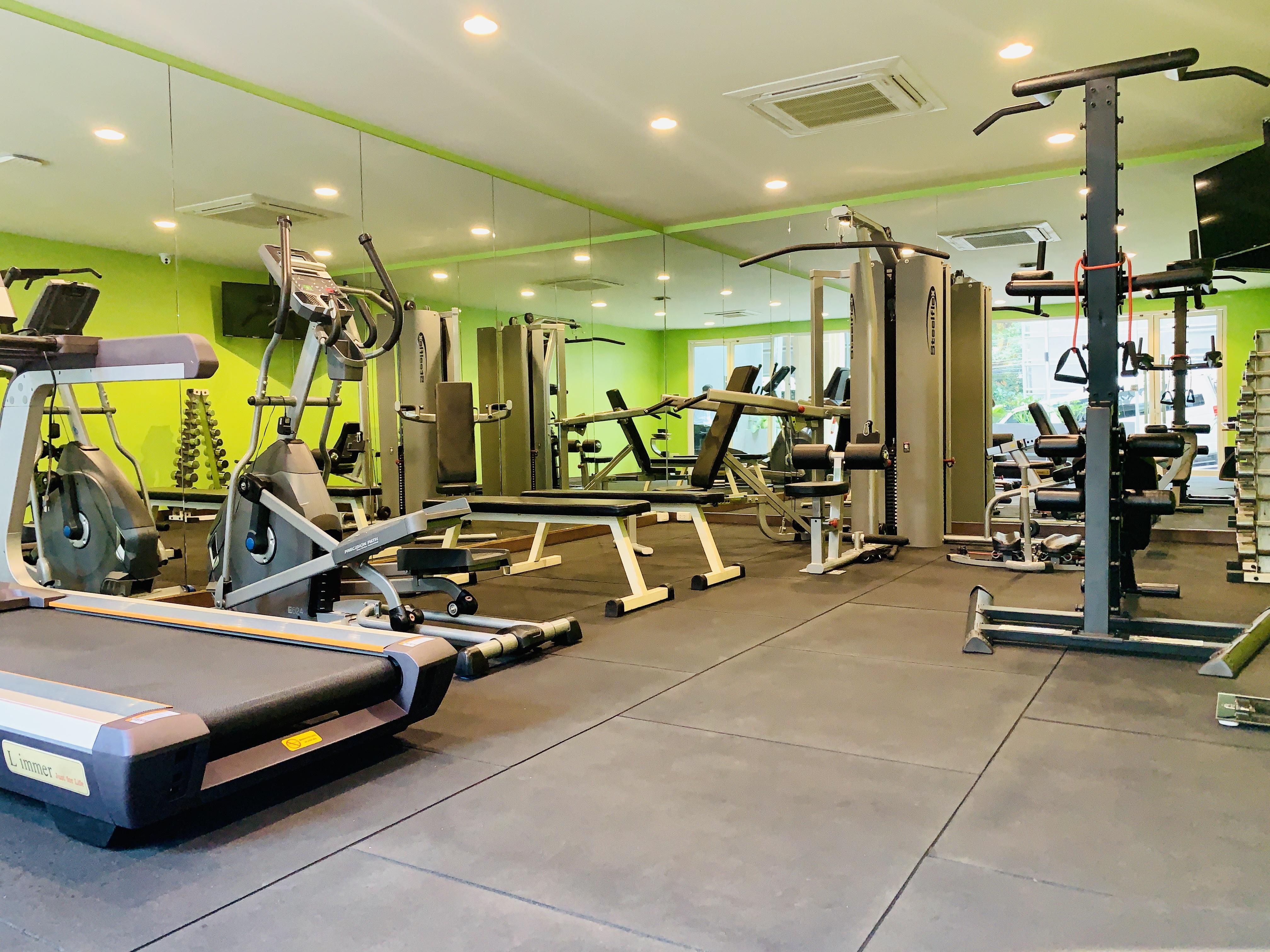 Le D'Tel Bangkok Hotel Eksteriør billede A typical gym