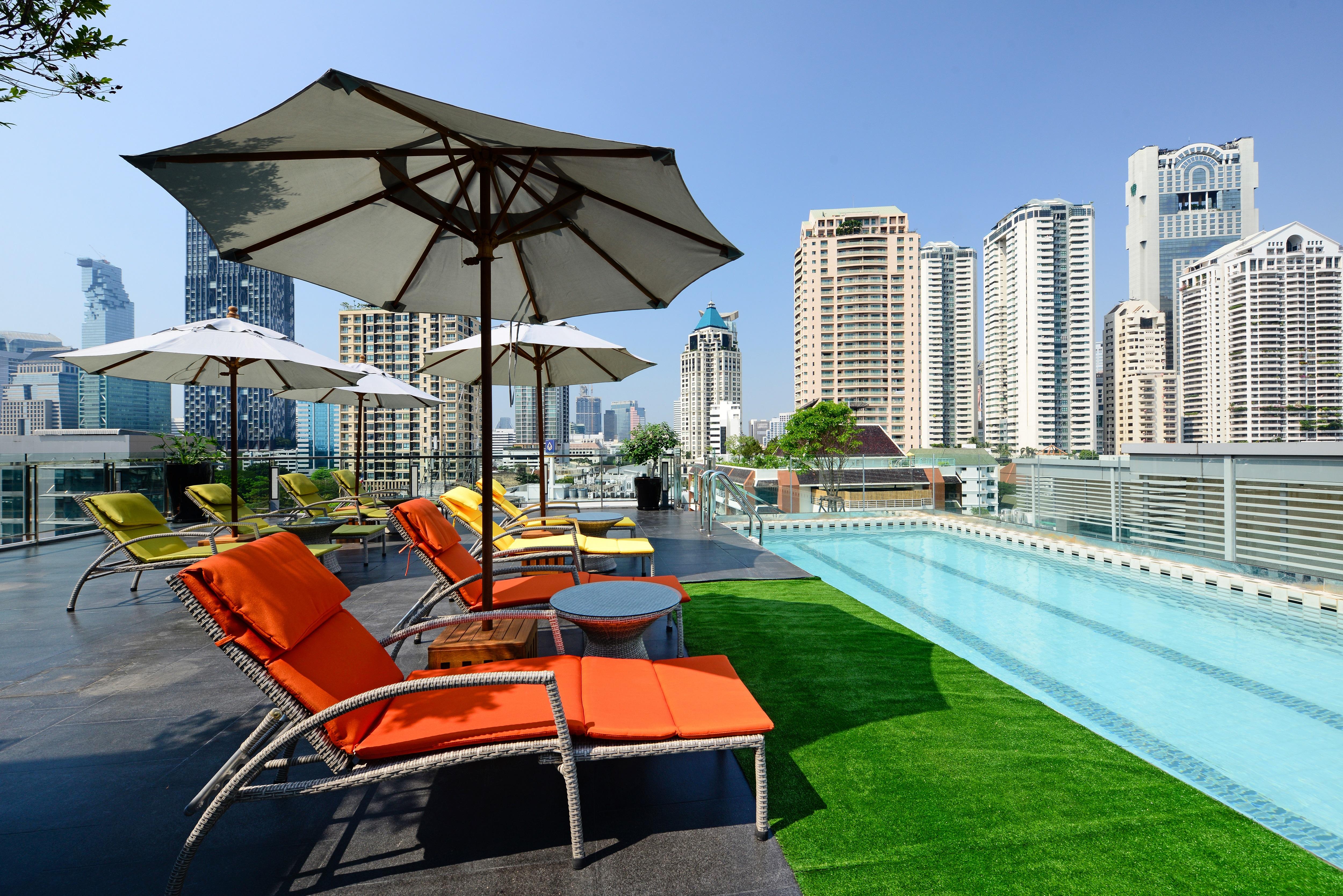 Le D'Tel Bangkok Hotel Eksteriør billede Rooftop pool at the hotel