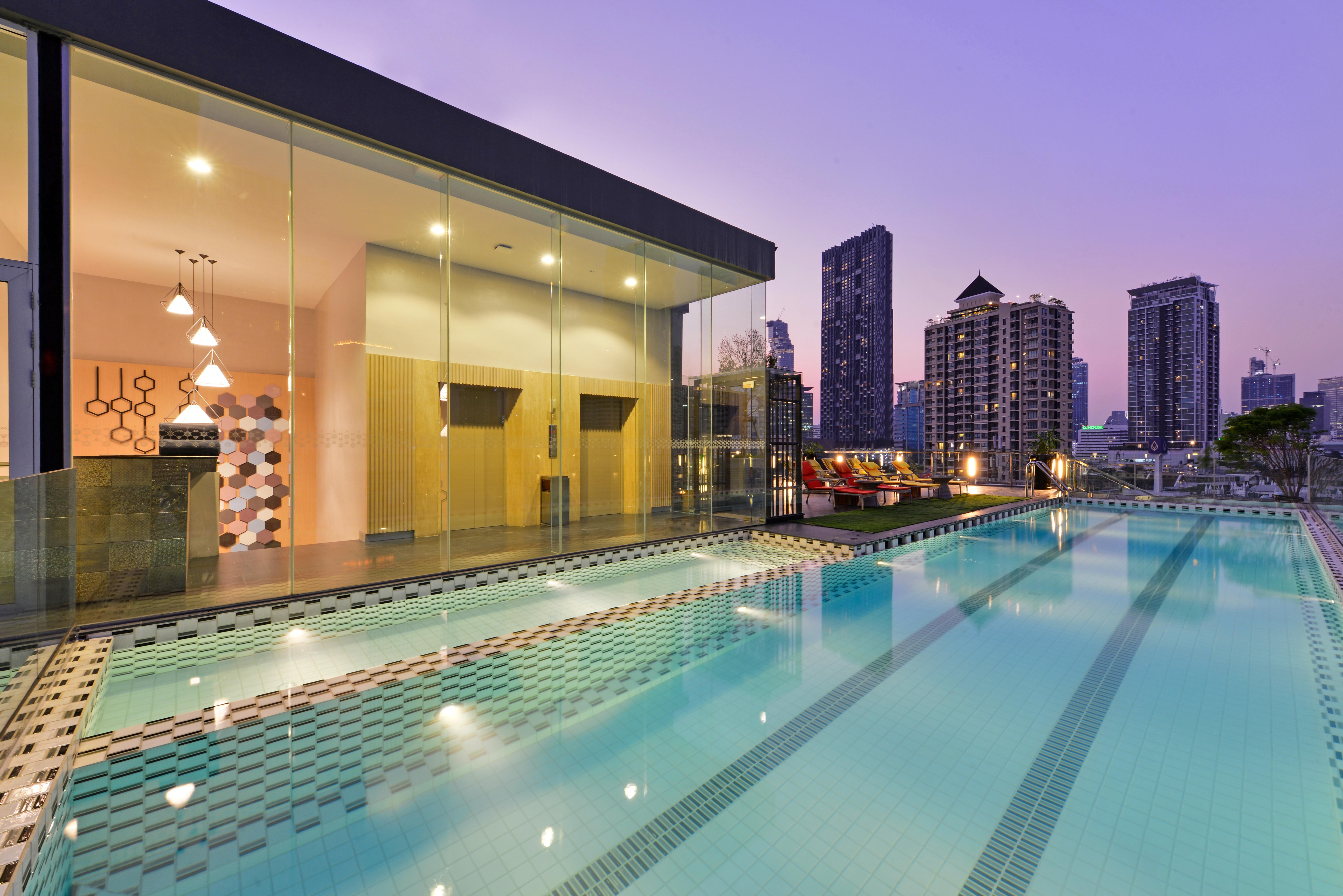 Le D'Tel Bangkok Hotel Eksteriør billede The swimming pool at the clubhouse