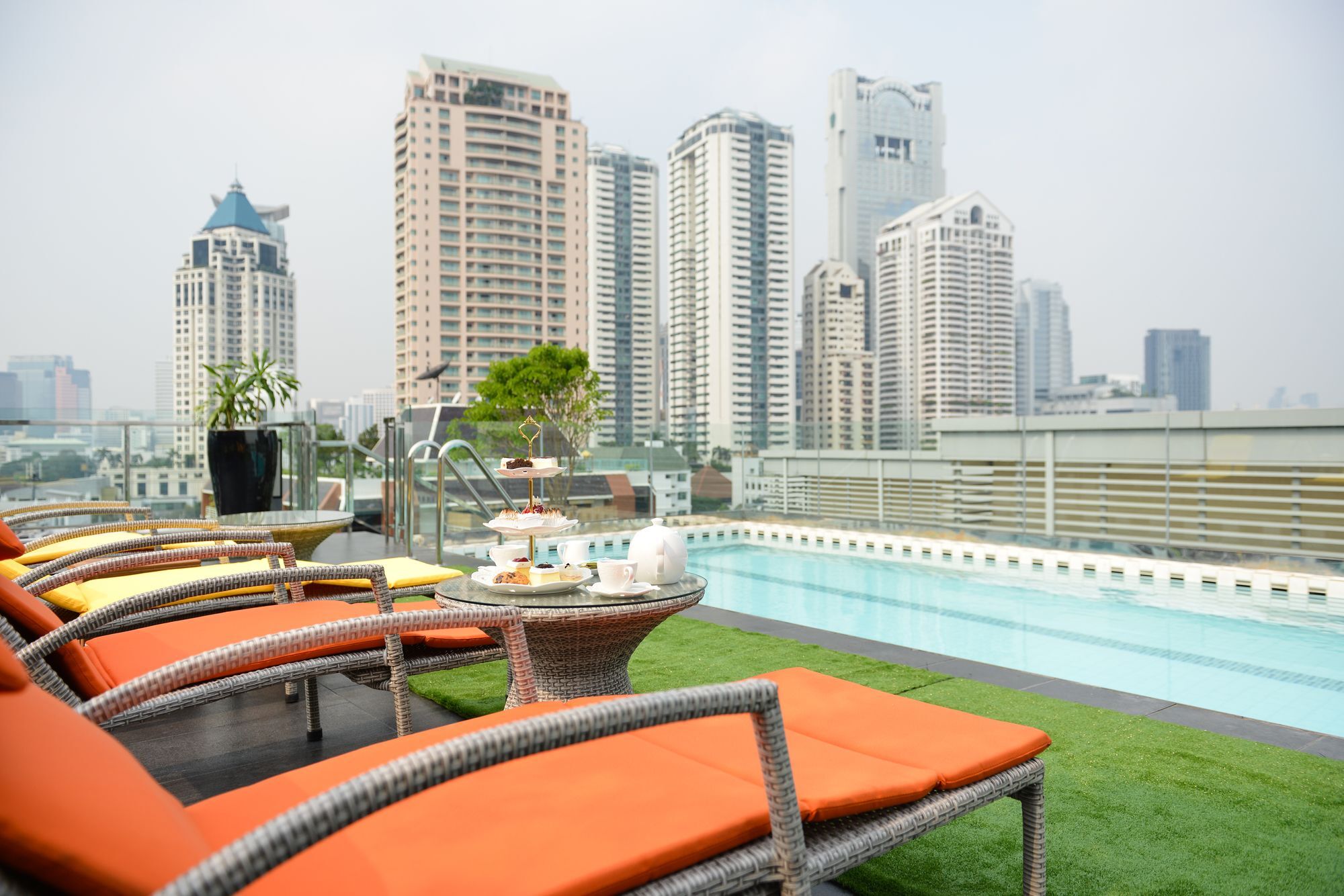 Le D'Tel Bangkok Hotel Eksteriør billede The rooftop pool at the hotel